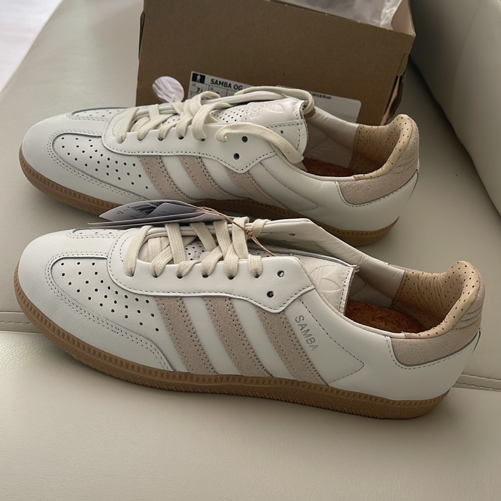 Adidas Samba OG - Core White & Magic Beige.